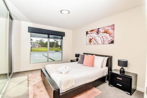 Paradise Point - Entire Home In Clarence Point, Tasmania Australia, 10 Guests 7 Bedrooms 7 Beds 3 Baths - Accommodation Newcastle 1