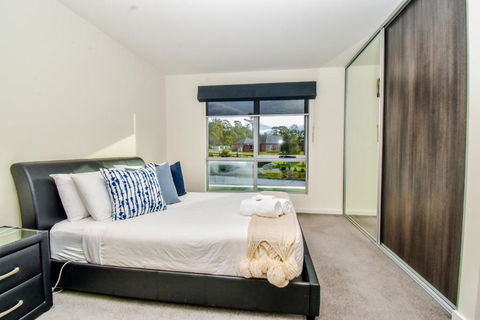 Paradise Point - Entire Home In Clarence Point, Tasmania Australia, 10 Guests 7 Bedrooms 7 Beds 3 Baths - Accommodation Newcastle 2