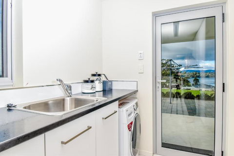 Paradise Point - Entire Home In Clarence Point, Tasmania Australia, 10 Guests 7 Bedrooms 7 Beds 3 Baths - Accommodation Newcastle 3