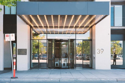 Patio Mt View 1BR Apt In CBD Near ANU And Museum With Free Parking And WiFi - Accommodation Newcastle 0