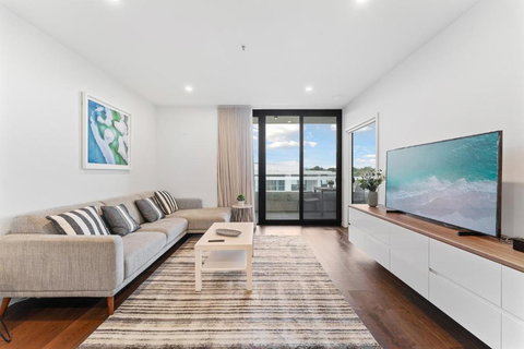 Perfect Location 1-Bed With Balcony, BBQ & Parking - Accommodation Newcastle 0