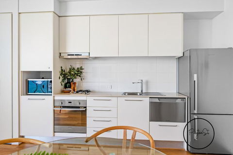 Perfect Penthouse - WiFi Included - Accommodation Newcastle 3