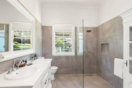 Pet Friendly Family Home In Brisbane - Relocations And Family Stays - Fast Internet - Parking - Netflix - Accommodation Newcastle 2