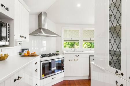 Pet Friendly Family Home In Brisbane - Relocations And Family Stays - Fast Internet - Parking - Netflix - Accommodation Newcastle 3