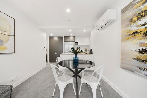 Phillip 2-Bed: Chic Interiors Amazing Amenities - Accommodation Newcastle 1
