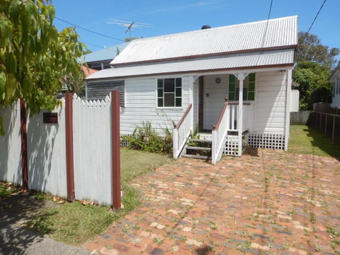 Pine Cottage - Accommodation Newcastle 2