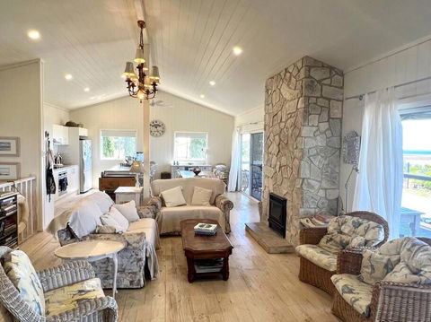 Pine Lodge - Accommodation Newcastle 2