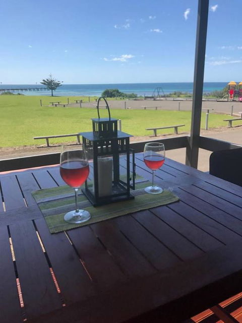 Pine View Holiday Rental - Accommodation Newcastle 0