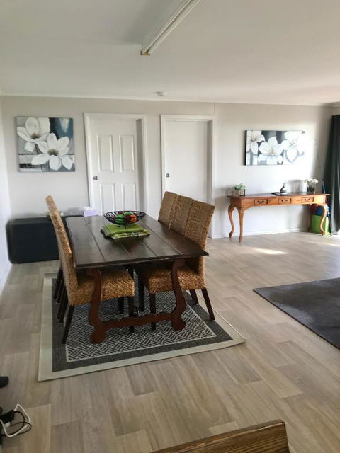 Pine View Holiday Rental - Accommodation Newcastle 2