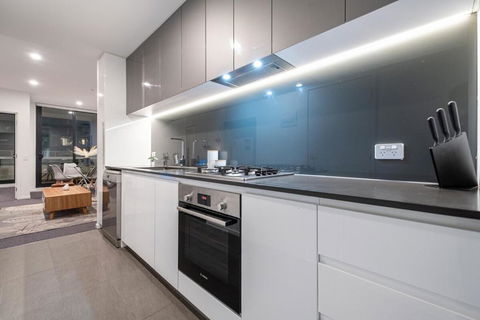 Pleasant &bright 2br2ba Apt Footscray Pool - Accommodation Newcastle 3