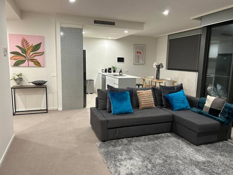 Plush Apartment On Mort - Accommodation Newcastle 0