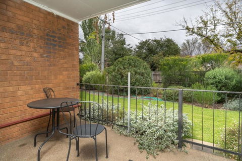 Quiet 2BR Apartment With Garden Views In Griffith - Accommodation Newcastle 1