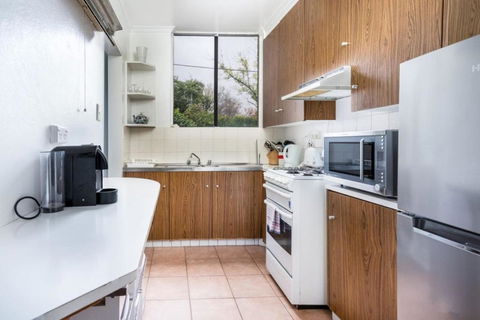Quiet 2BR Apartment With Garden Views In Griffith - Accommodation Newcastle 2