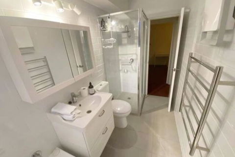 Quiet 2BR Apartment With Garden Views In Griffith - Accommodation Newcastle 3