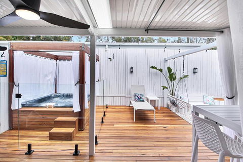 Private Outdoor Spa, Fire Pit - THE RETREAT COOLUM BEACH - Accommodation Newcastle 1