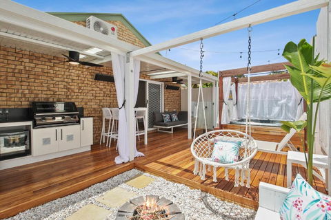 Private Outdoor Spa, Fire Pit - THE RETREAT COOLUM BEACH - Accommodation Newcastle 2