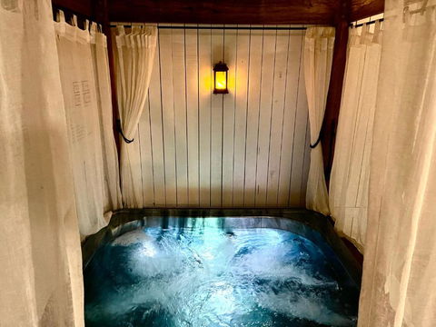 Private Outdoor Spa, Fire Pit - THE RETREAT COOLUM BEACH - Accommodation Newcastle 0