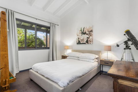 Pristine Mountain Retreat With Expansive Views - Accommodation Newcastle 2