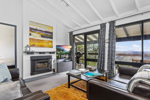 Pristine Mountain Retreat With Expansive Views - Accommodation Newcastle 0
