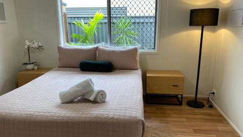 Private Guesthouse - Pet Friendly - Walk To Beach - Accommodation Newcastle 2