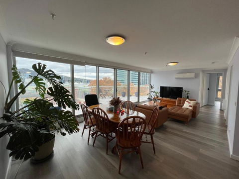 Private Room With Ensuite In The CBD - Accommodation Newcastle 0