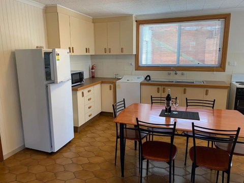 Quaint Hideaway - Accommodation Newcastle 2