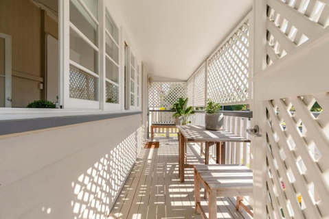 Quaint & Cosy 1 Bedroom Apartment In Queenslander. - Accommodation Newcastle 0