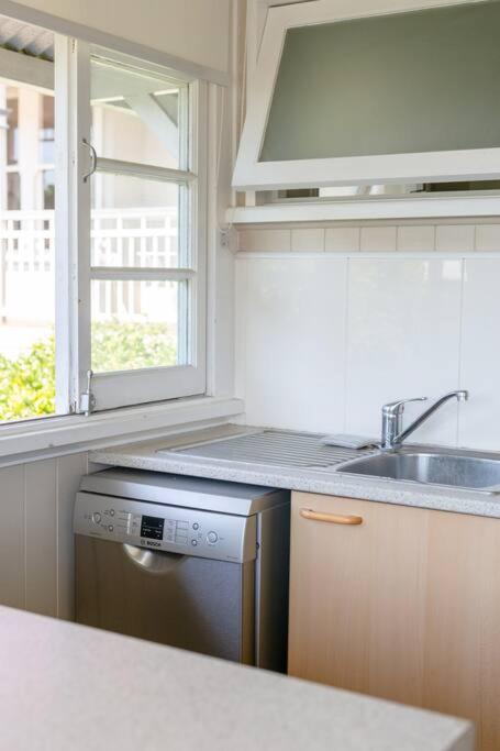 Quaint & Cosy 1 Bedroom Apartment In Queenslander. - Accommodation Newcastle 2