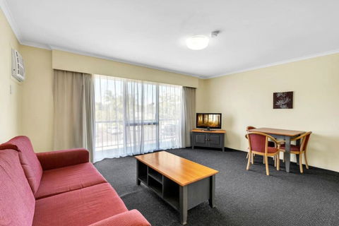 Quiet Unit In Leafy Hotel - Accommodation Newcastle 0