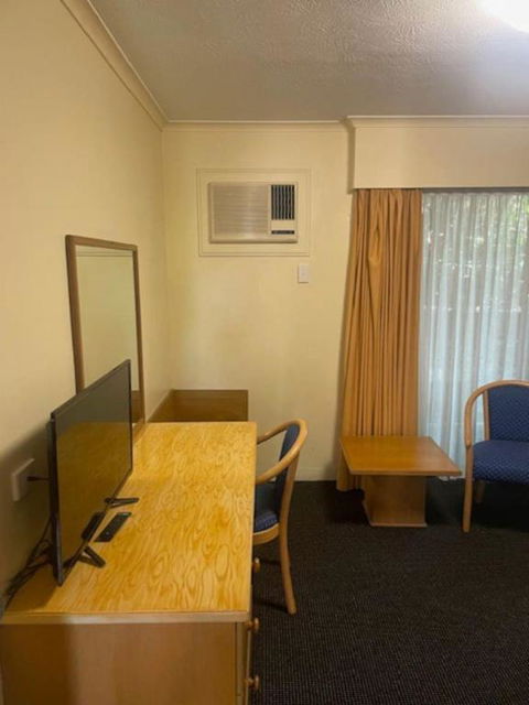 Quiet Unit In Leafy Hotel - Accommodation Newcastle 3