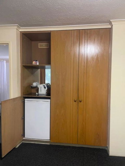 Quiet Unit In Leafy Hotel - Accommodation Newcastle 1