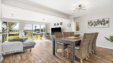 R & R Port Macquarie - Accommodation Newcastle 0