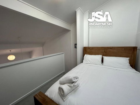 Razorback 4 - Accommodation Newcastle 0