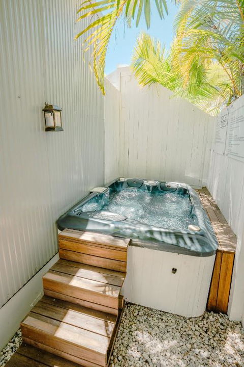 Private Outdoor Spa, Fire Pit, Cinema Room - THE COTTAGE COOLUM BEACH - Accommodation Newcastle 0