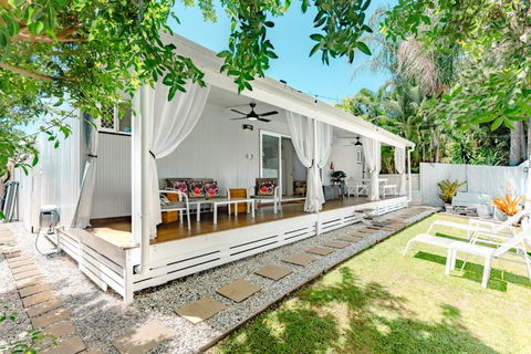 Private Outdoor Spa, Fire Pit, Cinema Room - THE COTTAGE COOLUM BEACH - Accommodation Newcastle 2