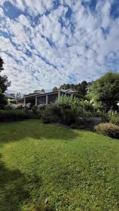 Quiet Family Retreat Getaway - Wildlife Park, Sovereign Hill, Kryall Castle And City At Your Door - Modern House, 8 Guests, 4 Bedrooms, 5 Beds - Accommodation Newcastle 0