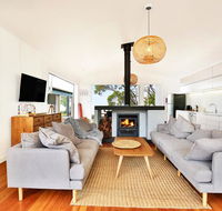 Ayana Beach House - Pet Friendly - Opposite Beach - Accommodation Newcastle