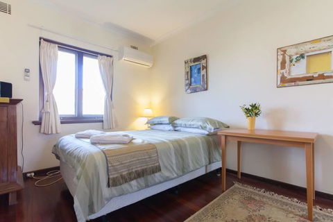 B8 Cafes, Resturants, UWA Close To SCGH - Accommodation Newcastle 3