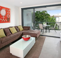 Back of the Block Bulimba - Executive 3BR Bulimba apartment with leafy outlook - Accommodation Newcastle