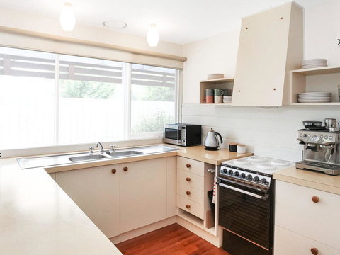 Backyard Bliss - Accommodation Newcastle 3