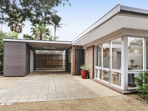 Backyard Bliss - Accommodation Newcastle 0