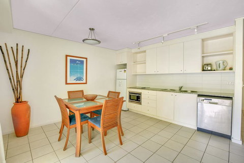 Baden 61 - Rainbow Shores, Air Conditioned Unit, Walk To Beach, Pool, Tennis Court - Accommodation Newcastle 3