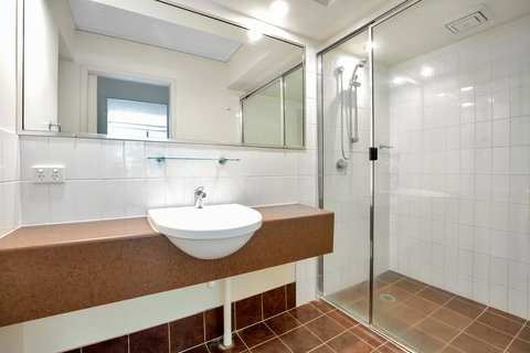 Baden 61 - Rainbow Shores, Air Conditioned Unit, Walk To Beach, Pool, Tennis Court - Accommodation Newcastle 2