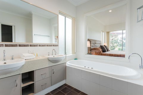 Banksia @ Cosy Corner - Accommodation Newcastle 0