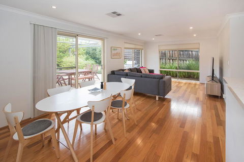 Barefoot Bungalow - Accommodation Newcastle 3
