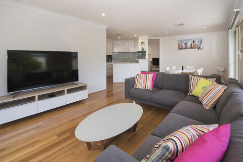 Barefoot Bungalow - Accommodation Newcastle 1