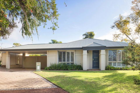 Barefoot Bungalow - Accommodation Newcastle 0