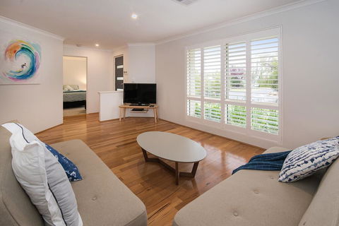 Barefoot Bungalow - Accommodation Newcastle 2