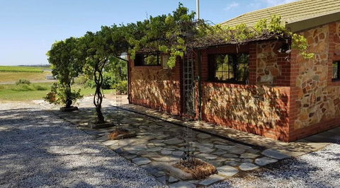 Barossa Glen - Henri's Cottage - Bed & Breakfast - Accommodation Newcastle 0