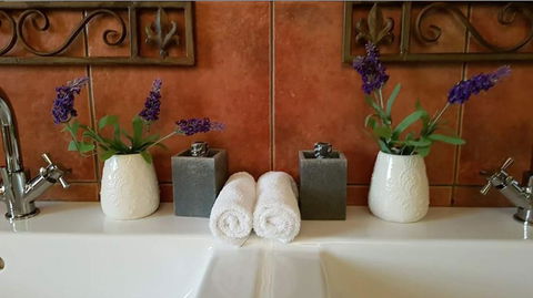 Barossa Glen - Henri's Cottage - Bed & Breakfast - Accommodation Newcastle 2